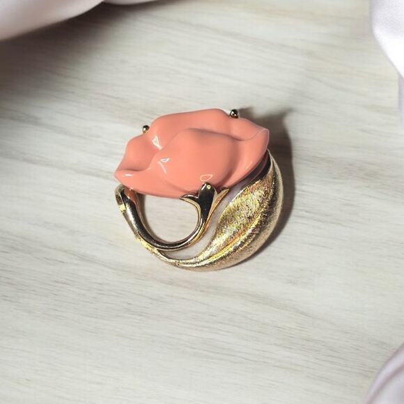 Vintage 1981 AVON Sea Treasures Gold tone Pink Coral Lotus Flower Brooch Pin - Picture 1 of 5